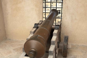 من مسقط إلى نزوى: جولة خاصة في القلعة والسوق والفلج والمتحف