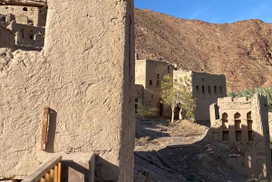 من مسقط إلى نزوى: جولة خاصة في القلعة والسوق والفلج والمتحف