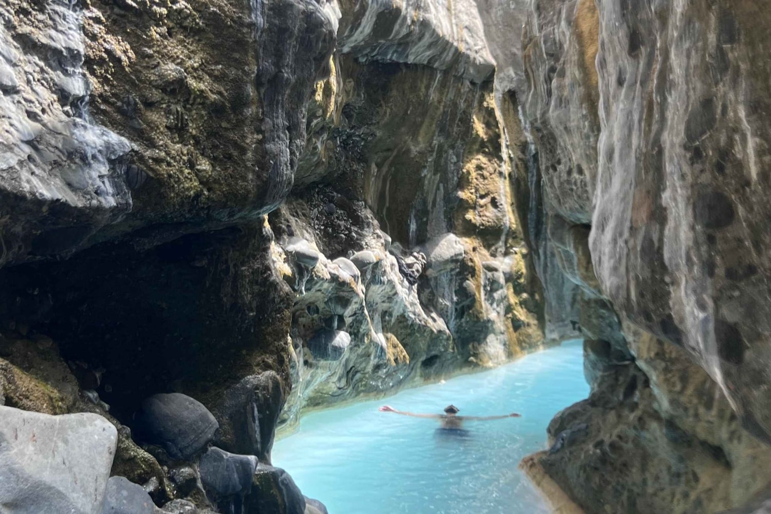 Muscat: Tur til Wadi Al Hoqain Blue Pools med frokost