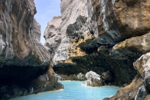 Muscat: Tur til Wadi Al Hoqain Blue Pools med frokost