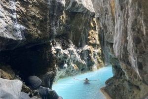 Muscat: Tur til Wadi Al Hoqain Blue Pools med frokost