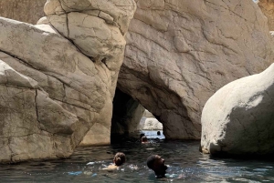 Masqat: Wadi Bani Khalid ja Wahiban hiekat – päiväkierros auringonlaskun aikaan