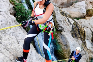 Mascate: Aventura de canyoning em Wadi Mibam com rapel