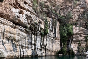 Mascate: tour privato di un'intera giornata a Wadi Mibam in auto 4x4