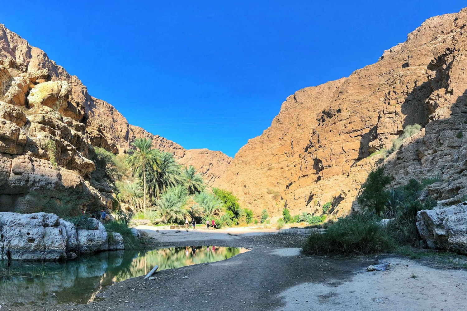 Muscat: Wadi Shab and Bimmah Sinkhole Private Full-Day Tour