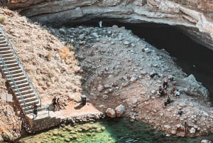 Muscat: tour privato di Wadi Shab e Bimmah Sinkhole di un giorno intero