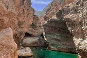 Mascate: Excursión privada de día completo a Wadi Shab y el sumidero de Bimmah