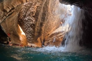Mascate : excursion au Wadi Shab, à la plage de Fins et au gouffre de Bimmah