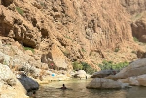 Muscat: Wadi Shab heldagstur med afhentning på hotel