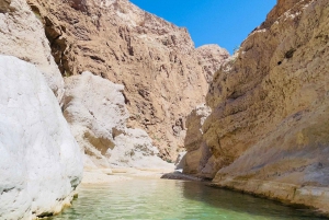 Muscat: Wadi Shab, Romantische Höhle und Sinkhole Ganztägige Tour