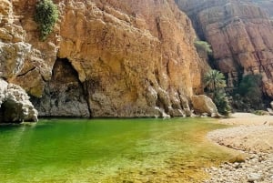 Muscat: Wadi Shab, Romantische Höhle und Sinkhole Ganztägige Tour