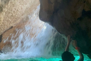 Muscat: Wadi Shab, Romantische Höhle und Sinkhole Ganztägige Tour