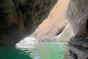 Muscat: Wadi Shab, Romantische Höhle und Sinkhole Ganztägige Tour