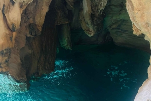 Muscat: Wadi Shab, romanttinen luola ja sinkhole -koko päivän retki