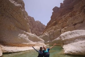 Muscat: Wadi Shab, romanttinen luola ja sinkhole -koko päivän retki