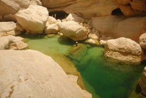 Muscat: Wadi Shab, romanttinen luola ja sinkhole -koko päivän retki