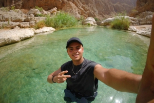 Muscat: Wadi Shab, romanttinen luola ja sinkhole -koko päivän retki