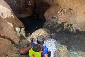 Muscat: Wadi Shab, romanttinen luola ja sinkhole -koko päivän retki