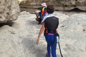 Muscat: Wadi Shab, romanttinen luola ja sinkhole -koko päivän retki