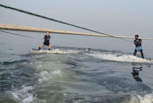 Muscat: Wakeboarding-sessio Al Mouj Marinan venesatamassa