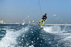 Muscat: Wakeboarding-sessio Al Mouj Marinan venesatamassa
