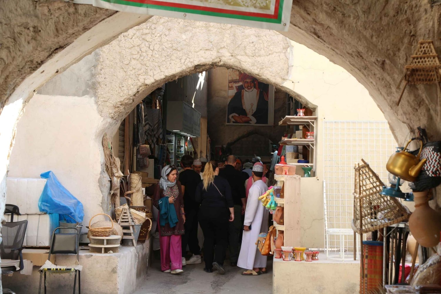 Nizwa: Guided Walking Tour with Date and Halwa Tasting