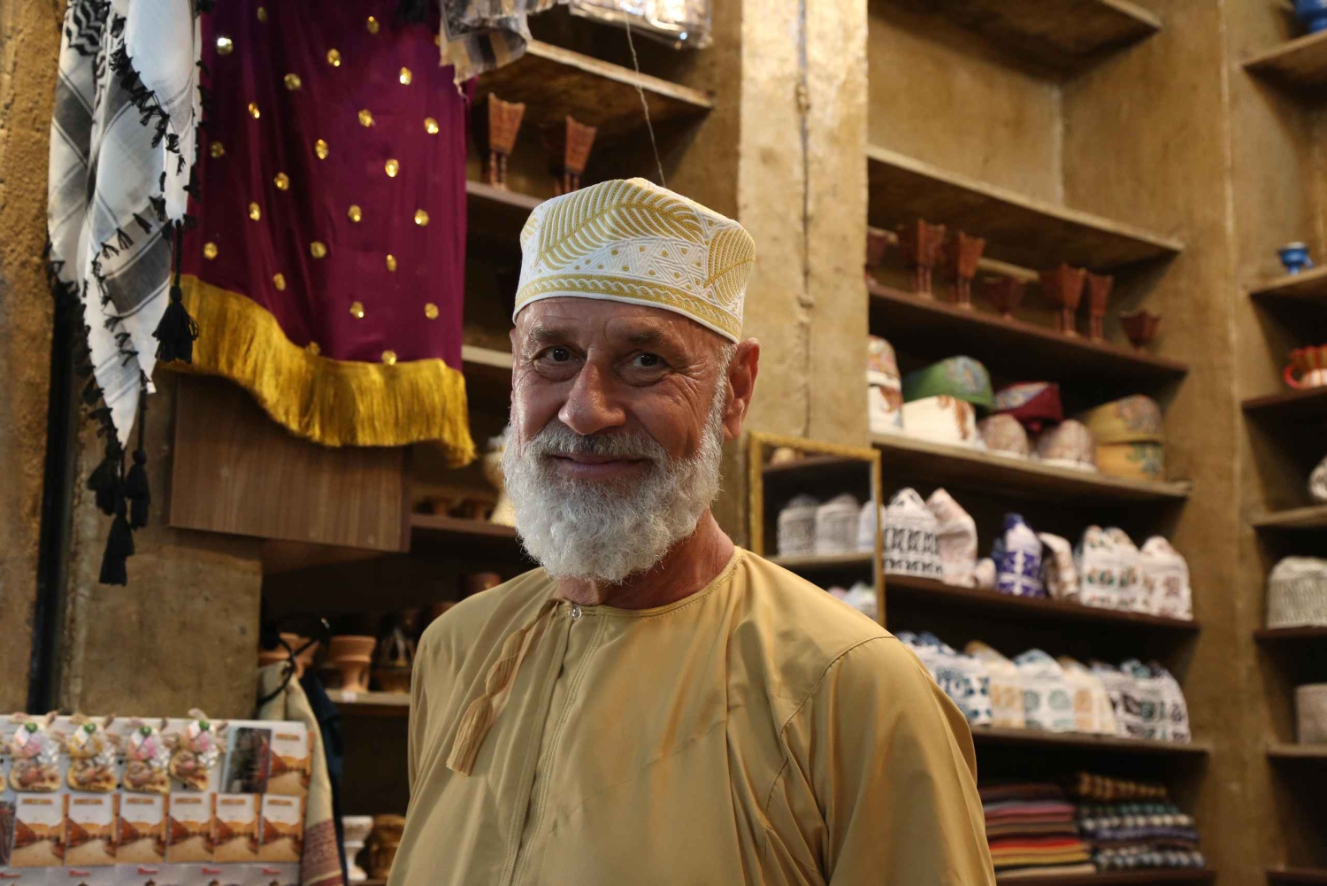 Nizwa: Guided Walking Tour with Date and Halwa Tasting