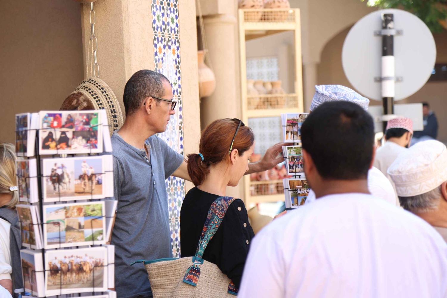 Nizwa: Guided Walking Tour with Date and Halwa Tasting