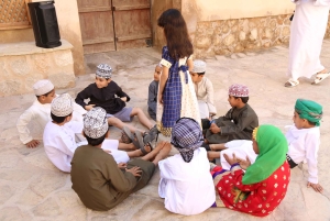 Nizwa: Guided Walking Tour with Date and Halwa Tasting