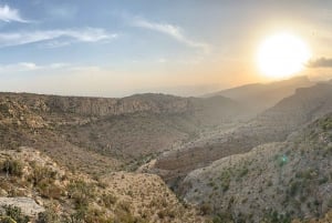 Serenidade do pôr do sol em Nizwa: Café e tâmaras de Omã no topo de uma colina