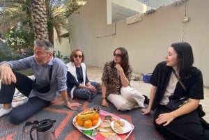 Serenidad al atardecer en Nizwa: Café omaní y dátiles en lo alto de una colina