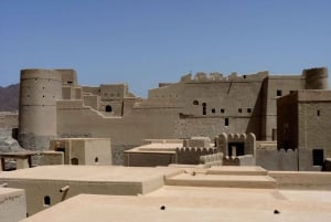Omanin linnan tutkimusretki: Bahla - Jabrinin linnakierros.