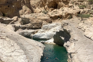 Oman: Gruppresa i öknen och Wadi Bani Khalid på fredag eller söndag