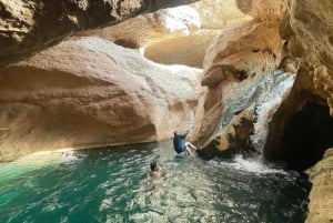 Oman : Wadi Shab, gouffre de Bimmah et camping sur la plage de Fins