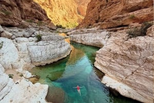 Oman: Wadi Shab -vesivaellus veneajelulla ja uinnilla