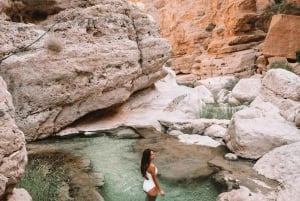 Oman: Wadi Shab -vesivaellus veneajelulla ja uinnilla