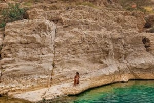 Oman: Wadi Shab -vesivaellus veneajelulla ja uinnilla