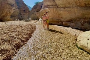 Oman: Wadi Shab -vesivaellus veneajelulla ja uinnilla