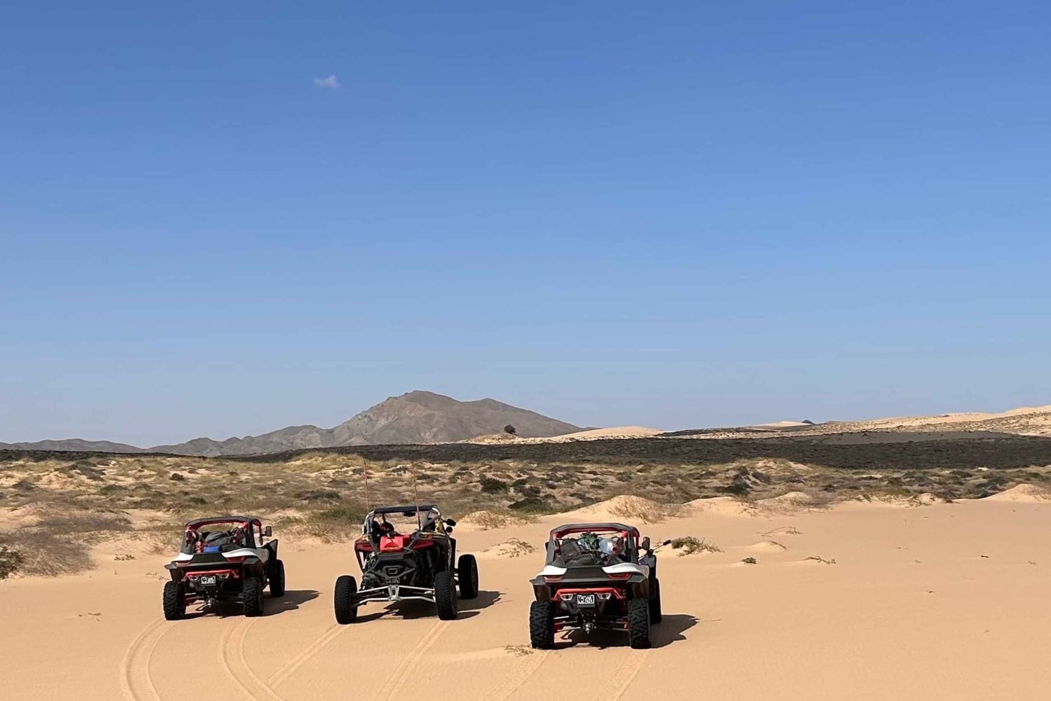 Safari en quad por las arenas de Wahiba, Omán: recorrido circular de 400 km con playa incluida.