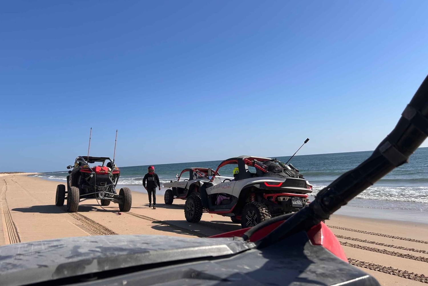 Safari en quad por las arenas de Wahiba, Omán: recorrido circular de 400 km con playa incluida.