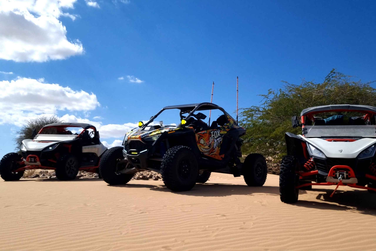 Safari en quad por las arenas de Wahiba, Omán: recorrido circular de 400 km con playa incluida.
