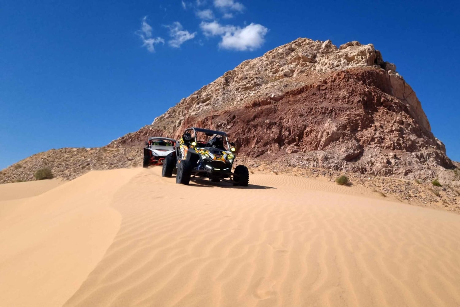 Safari en quad por las arenas de Wahiba, Omán: recorrido circular de 400 km con playa incluida.