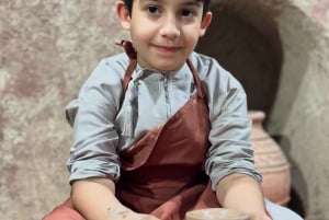 درس فخار مع حرفيين محليين في بهال