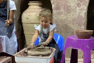 درس فخار مع حرفيين محليين في بهال