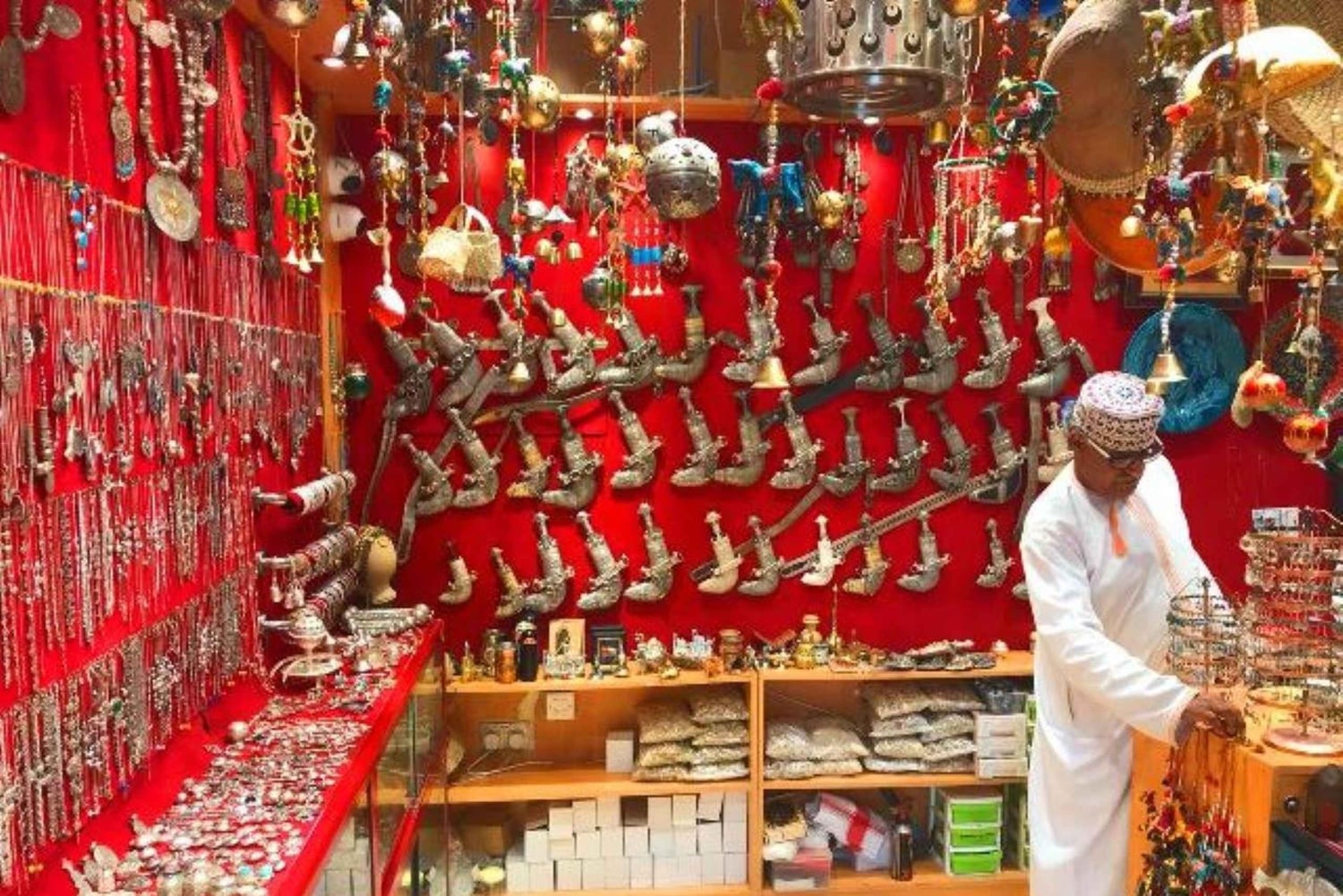 ニズワ、ジャバル・アクダル、ビルカット・アル・モズへのプライベート日帰り旅行