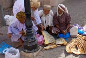 ニズワ、ジャバル・アクダル、ビルカット・アル・モズへのプライベート日帰り旅行