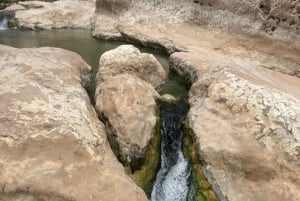 Excursión de un día privada a Wadi Shab, Playa de las Aletas y Sumidero de Bimmah