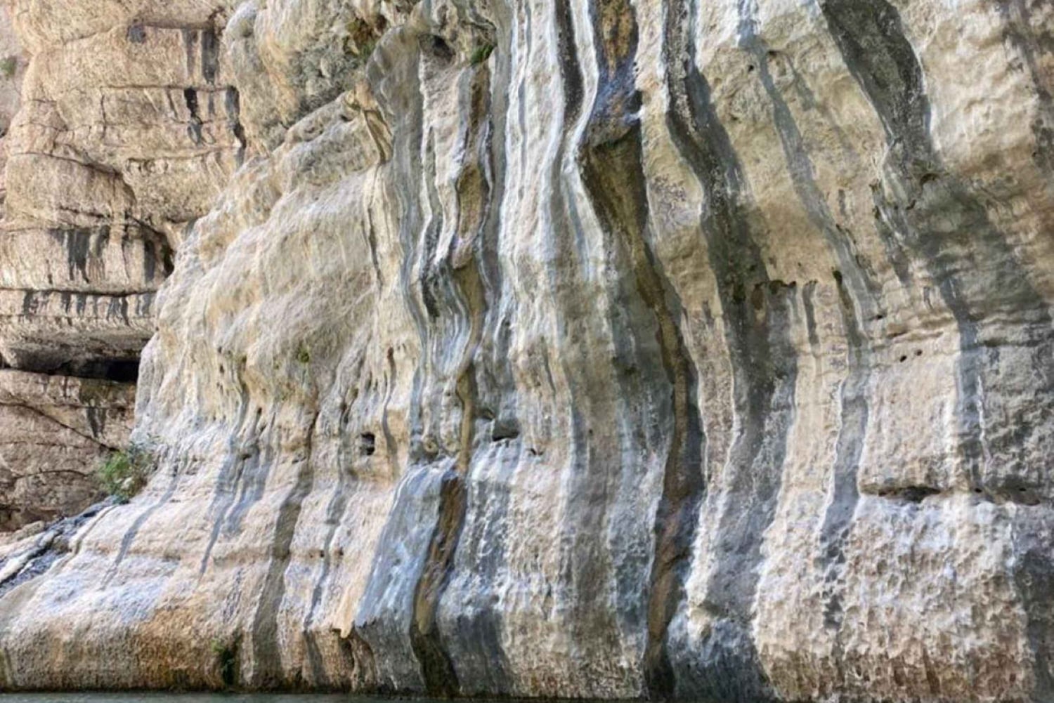 ワディ・ティウィ、フィンズビーチ、ビンマ陥没穴へのプライベート日帰りツアー