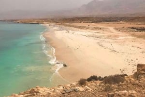 ワディ・ティウィ、フィンズビーチ、ビンマ陥没穴へのプライベート日帰りツアー