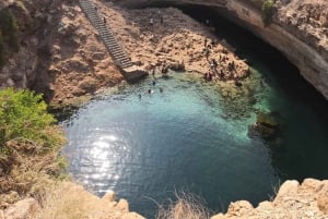 ワディ・ティウィ、フィンズビーチ、ビンマ陥没穴へのプライベート日帰りツアー